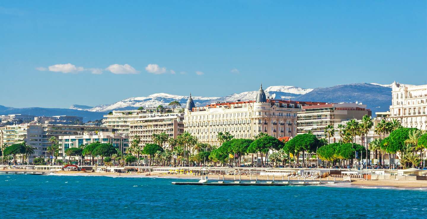 Panoramablick auf die Promenade de la Croisette und den Port Le Vieux von Cannes | © Gettyimages.com/lukutin77