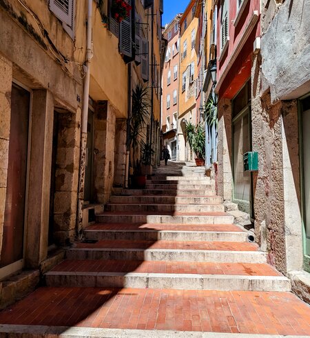 Treppenweg in der Altstadt von Cannes mit bunten Häusern | © Gettyimages.com/photo_chaz