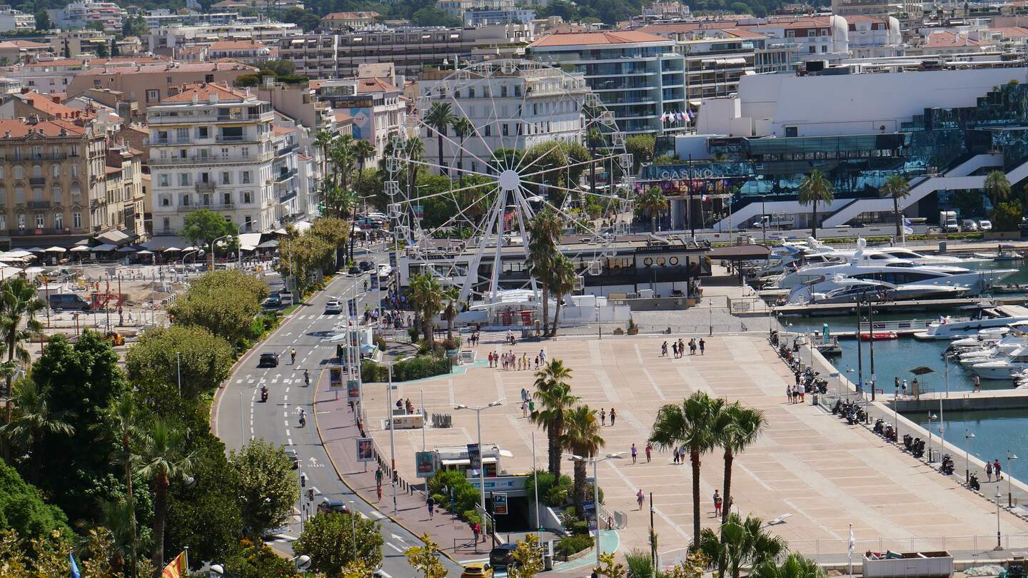 Blick auf Cannes mit dem alten Hafen, dem Palais des Festivals und der Croisette | © Gettyimages.com/Elimage