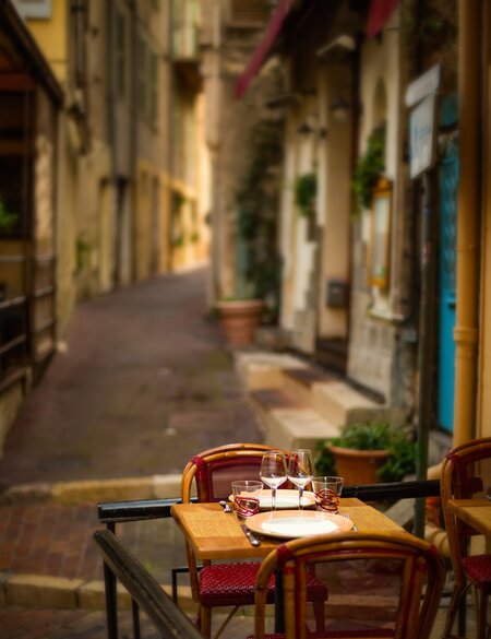 Restaurant in der Altstadt von Cannes mit Fokus auf einen Tisch für zwei Personen | © Gettyimages.com/PK-Photos