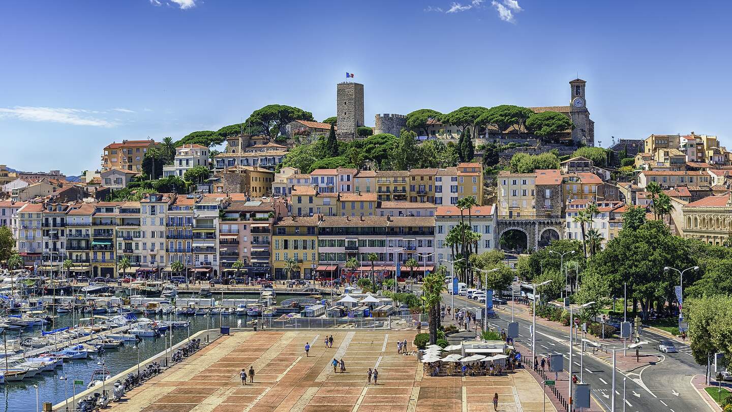 Luftaufnahme über dem Vieux Port (Alter Hafen) und dem Viertel Le Suquet in Cannes | © Gettyimages.com/bwzenith
