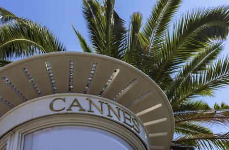 Aufschrift mit Stadtnahmen von Cannes an der französischen Riviera  | © Gettyimages.com/prosiaczeq
