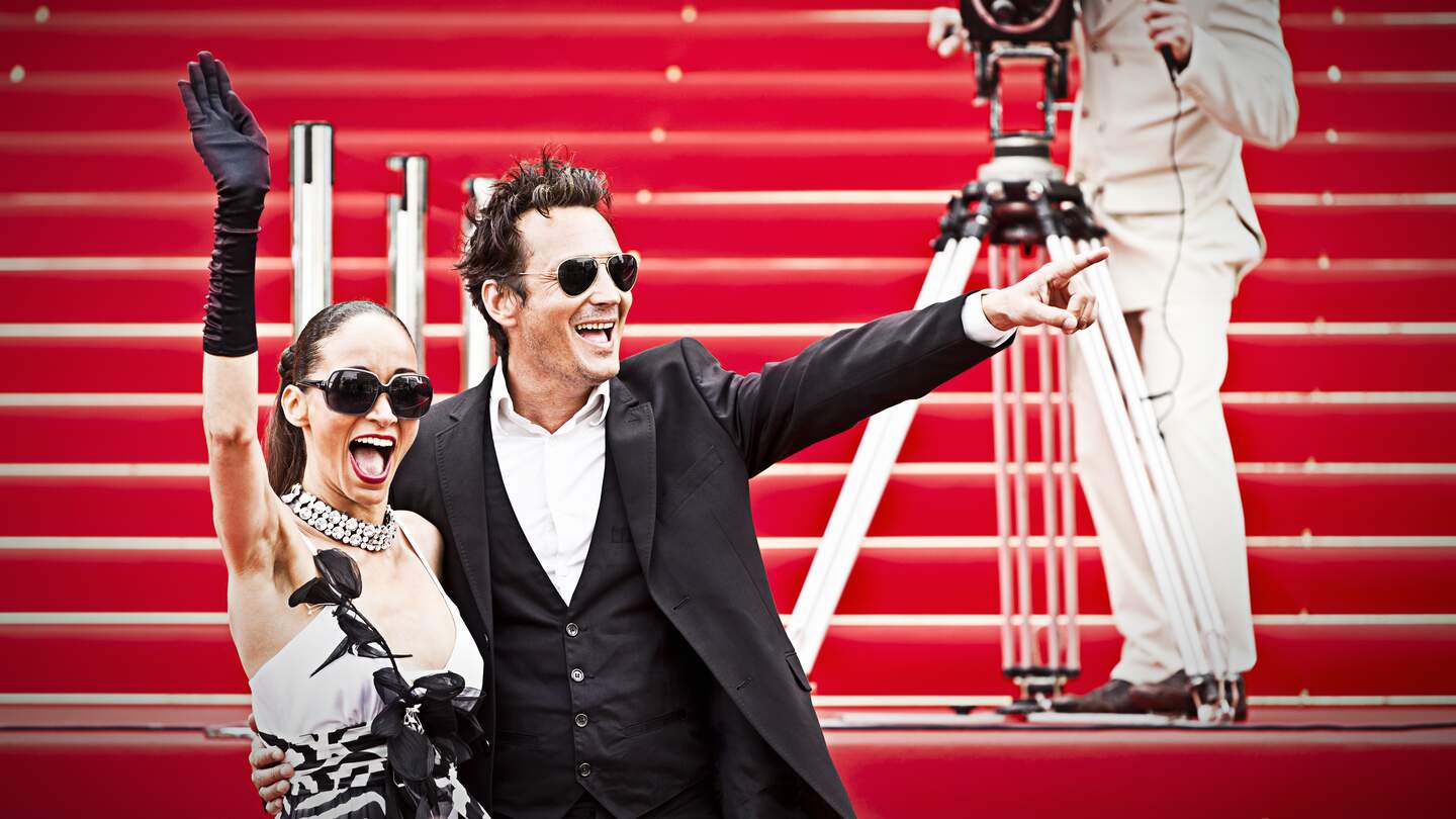 Promi-Paar auf rotem Teppich in Cannes. Aufgenommen auf Veranstaltung | © Gettyimages.com/mbbirdy