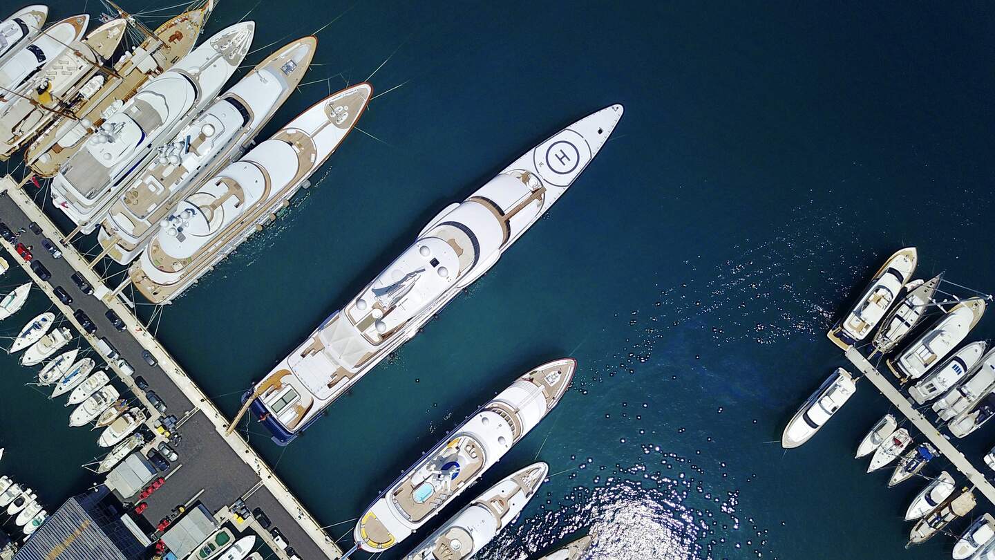 Luftaufnahme der super-Yachten im Hafen an der Mittelmeerküste | © Gettyimages.com/ryanmcgill