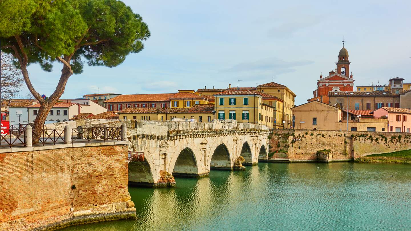 Blick auf die Tiberius-Brücke in Rimini | © Gettyimages.com/zoom-zoom