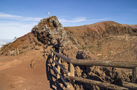 Kraterrand des Vulkans Versuv an einem sonnigen Tag | © Gettyimages.com/ELENAPHOTOS