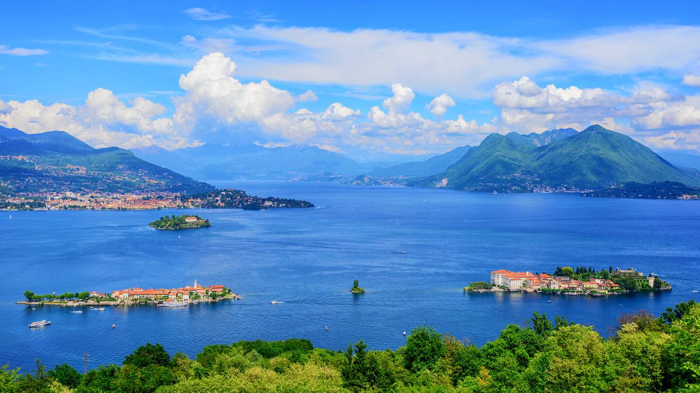 Panoramablick auf den Lago Maggiore, drei Borromäische Inseln (Isola Bella, Superiore, Madre) und die Alpen, Italien, Schweiz | © Gettyimages.com/xantana