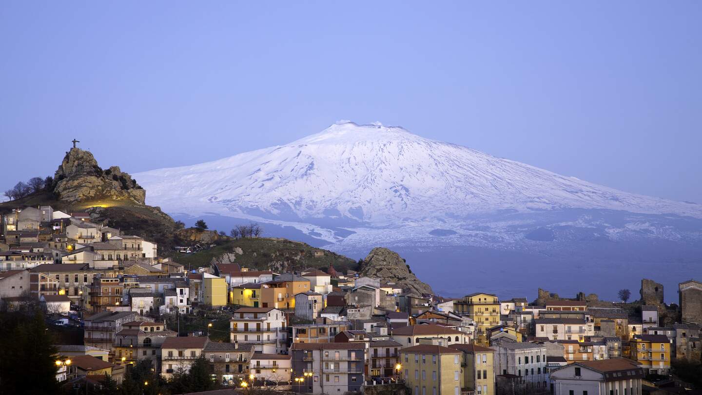 Blick auf das Dorf San Teodoro und den Ätscha im Hintergrund. Sizilien, Italien. | © Gettyimages.com/blueplace