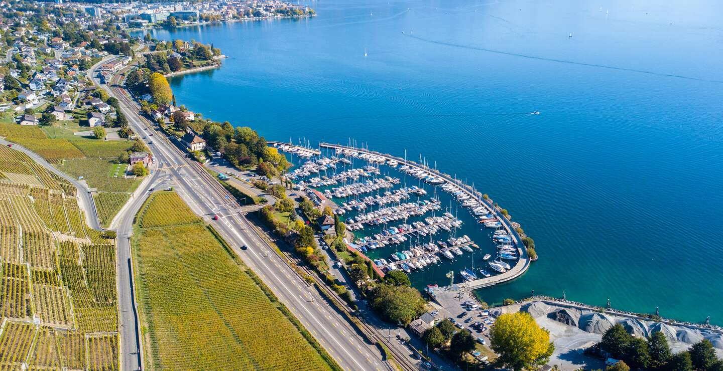 Blick auf den Genfersee und Booten mit Montreux im Hintergrund | © Gettyimages.com/yuelan
