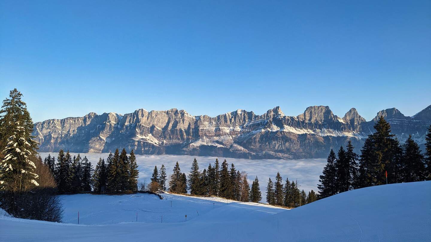 Skifahren über dem Nebelmeer. Geniessen Sie die Sonne und das schöne Wetter in den Alpen.Blick auf die Churfirsten und Tannenboden | © Gettyimages.com/ganztwins