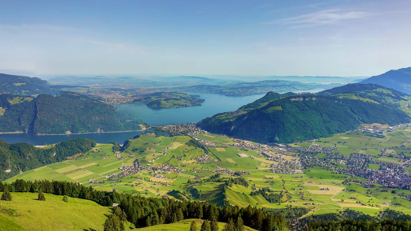 Herrlicher Panoramablick auf die Dörfer und Landschaft der Zentralschweiz mit dem Vierwaldstättersee | © Gettyimages.com/Leesle
