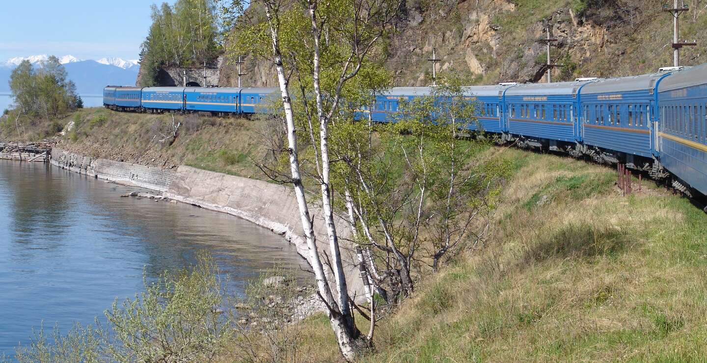 Golden Eagle Zug fährt entlang des Ufers des Baikalsees 