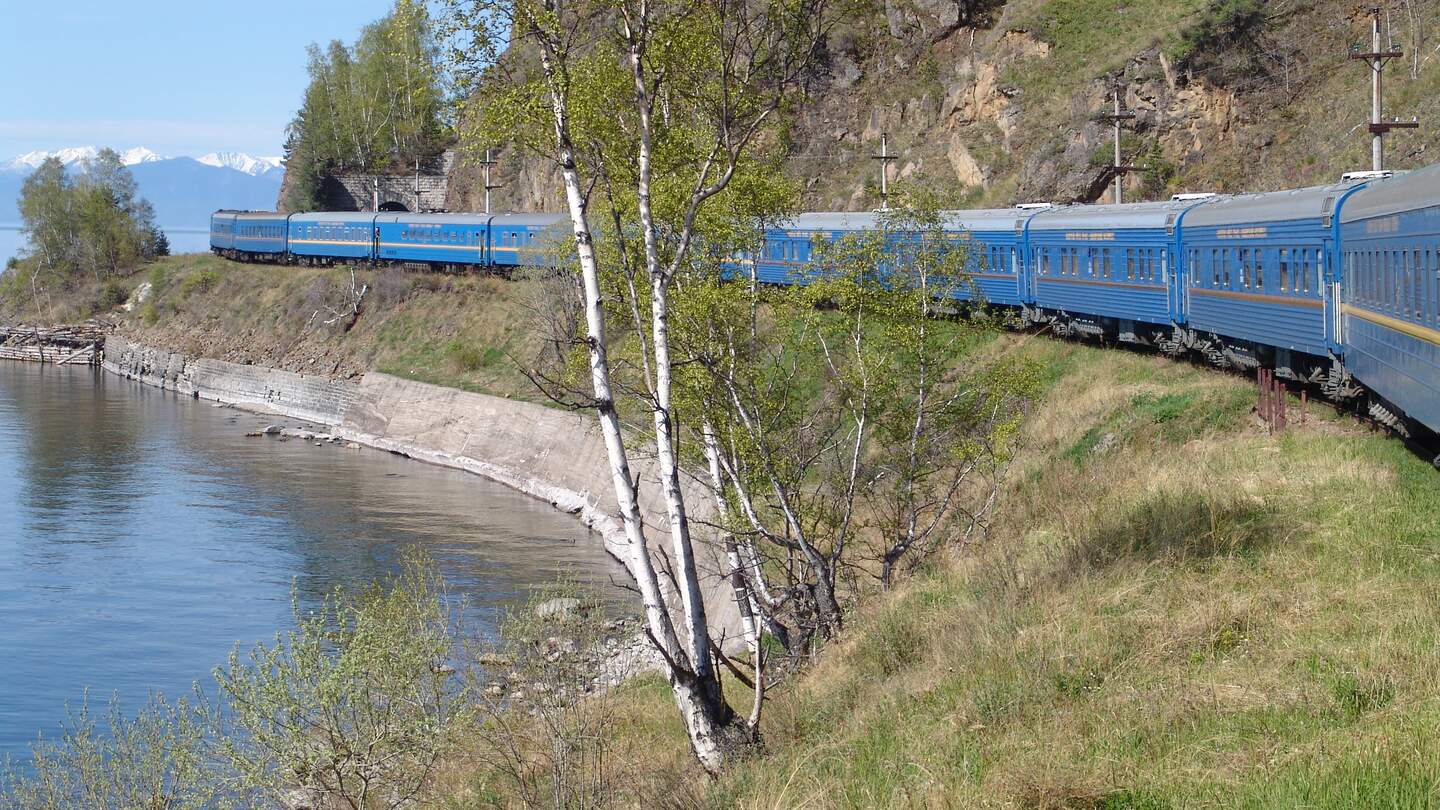 Golden Eagle Zug fährt entlang des Ufers des Baikalsees 