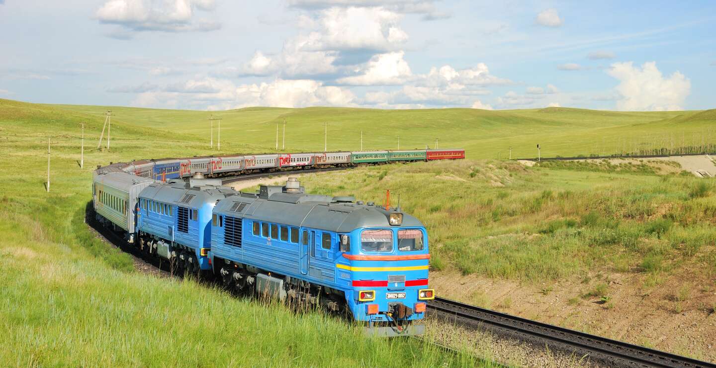 Die Transsibirische Eisenbahn fährt durch die Steppe in Asien  | © © Georgiy Konyushkin
