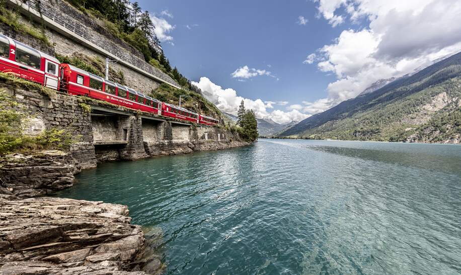 Im Panoramawagen des Bernina Expresses am Lago di Poschiavo in der Schweiz | © Rhätische Bahn/Andrea Michael Badrutt