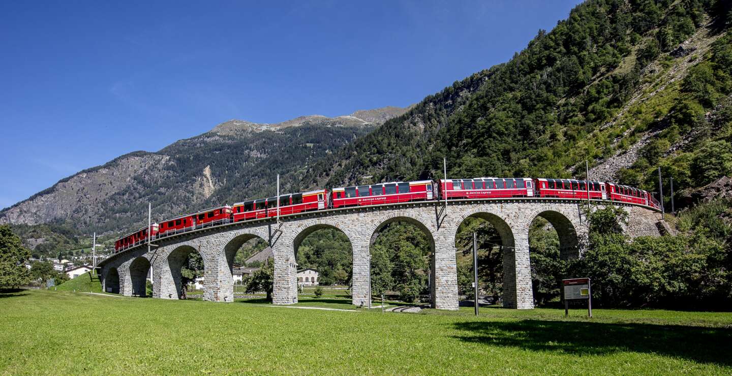 Im Panoramawagen des Bernina Expresses auf dem Kreisviadukt in der Schweiz | © Rhätische Bahn/Andrea Badrutt
