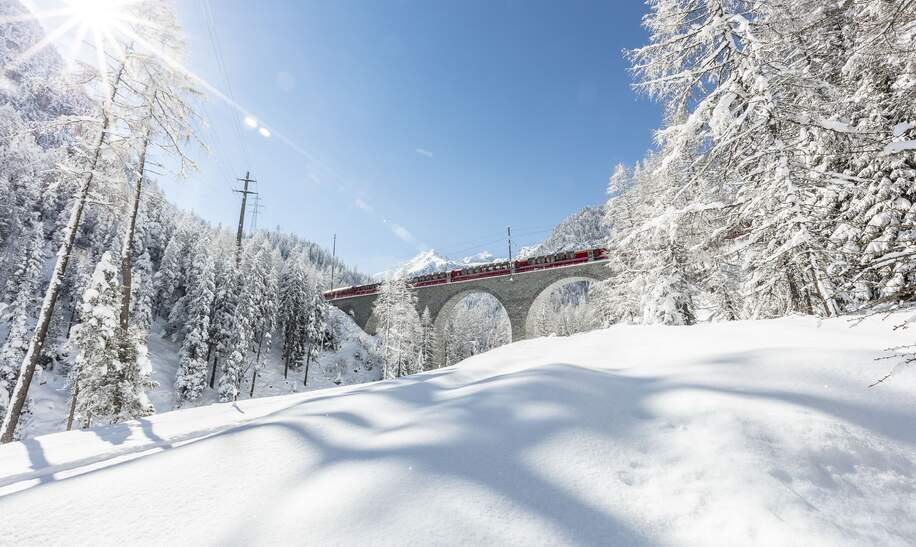 Im Panoramawagen des Bernina Expresses durchs Albulatal im Winter in der Schweiz | © Rhätische Bahn/Andrea Badrutt