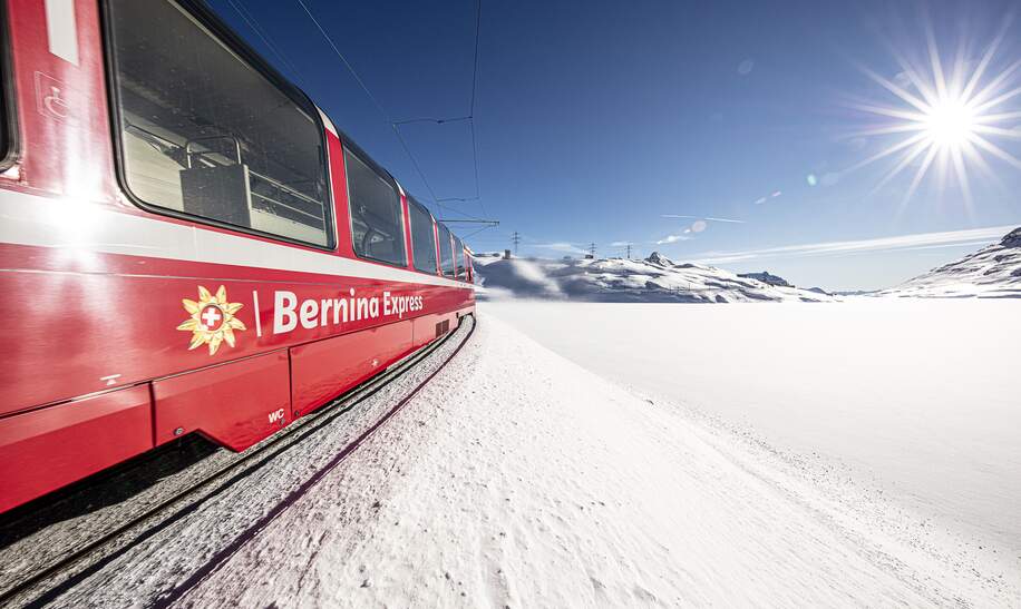 Im Panoramawagen des Bernina Expresses am Lago Bianco im Winter in der Schweiz | © Rhätische Bahn/Andrea Badrutt