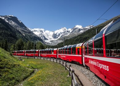 Im Panoramawagen des Bernina Expresses in der Montebello-Kurve über den Berninapass in der Schweiz  | © Rhaetische Bahn/Christoph Benz