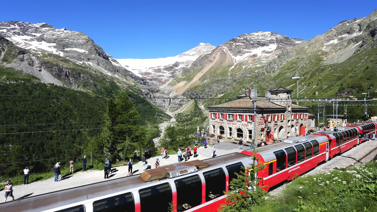 Bernina Express an der Alp Grüm | © Räthische Bahn/Christoph Benz