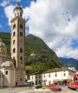 Im Panoramawagen des Bernina Expresses in Tirano in Italien | © Gettyimages.com/benedek