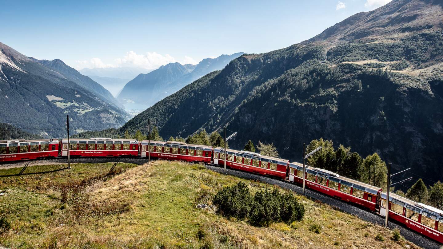 Im Panoramawagen des Bernina Expresses über den Berninapass in Alp Gruem in der Schweiz | © Rhaetische Bahn/Andrea Michael Badrutt
