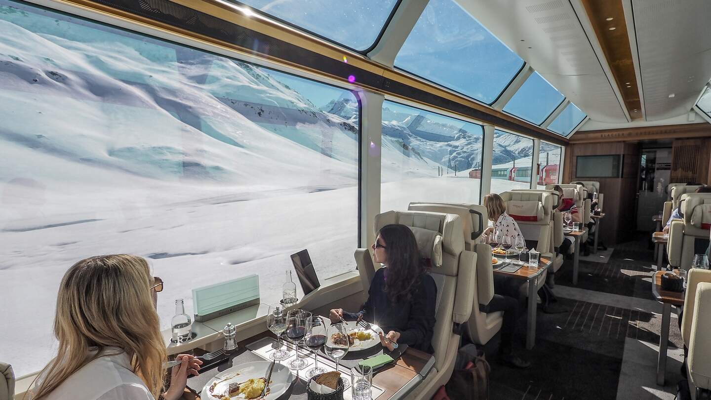 Excellence Class des Glacier Expresses  bei einer Zugfahrt durch die Schweiz  | © Glacier Express AG/Peter Hummel