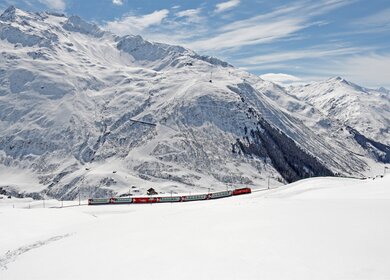 Der Glacier Express am Nätschen in der Schweiz im Winter | © Glacier Express AG  