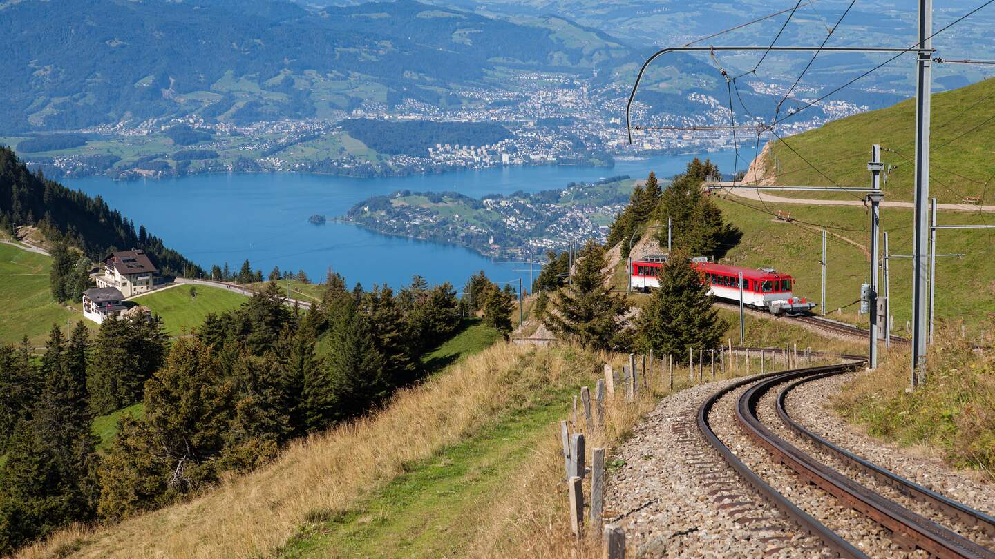 Eine Bahn schlängelt sich den Weg rauf auf den Berg | © Gettyimages.com/dennislinine