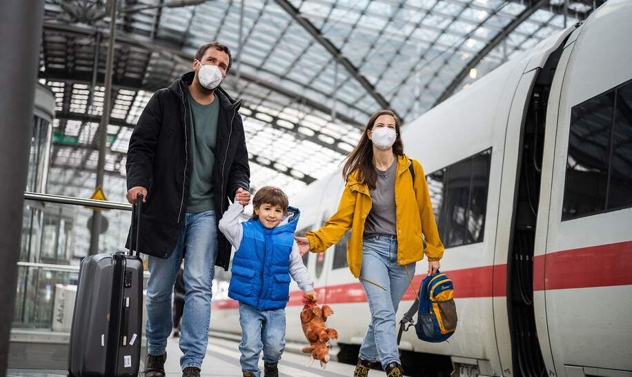 Kleinfamilie mit leichtem Gepäck auf dem Bahnsteig | © Deutsche Bahn AG/Max Lautenschläger