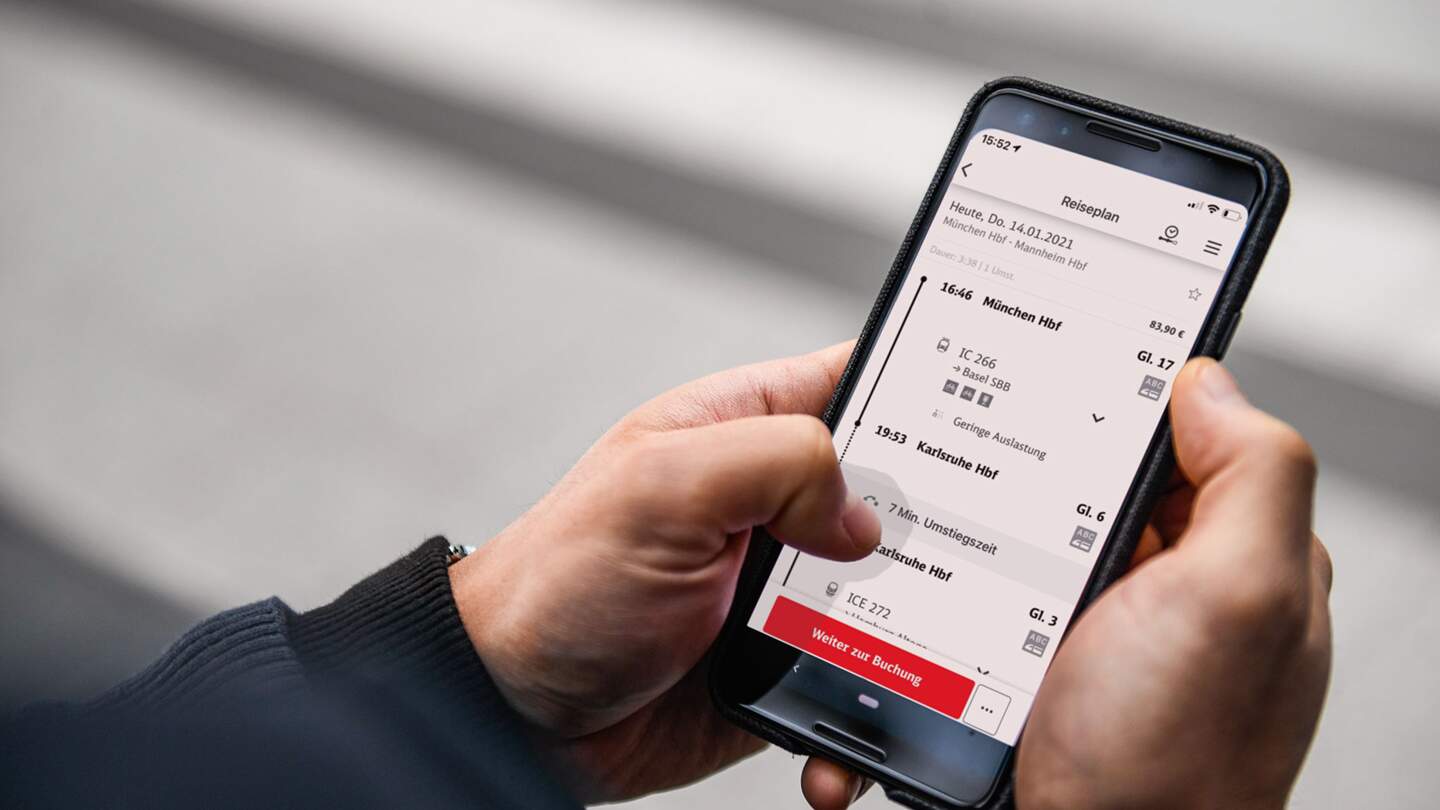 Reisender checkt auf seinem Smartphone die Zugauslastung mit der DB Navigator App | © Deutsche Bahn AG/Max Lautenschläger
