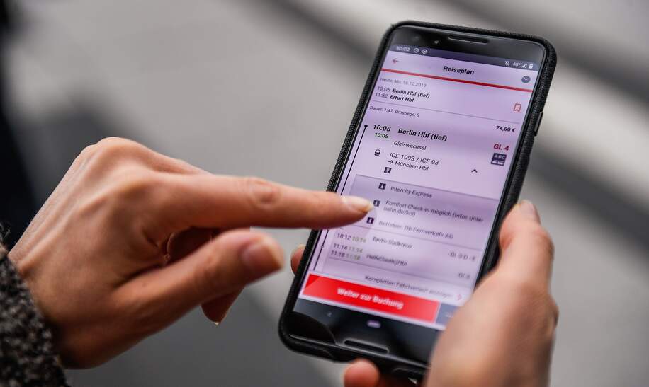 Reisende checkt auf ihrem Smartphone die Zugauslastung mit der DB Navigator App | © Deutsche Bahn AG/Max Lautenschläger
