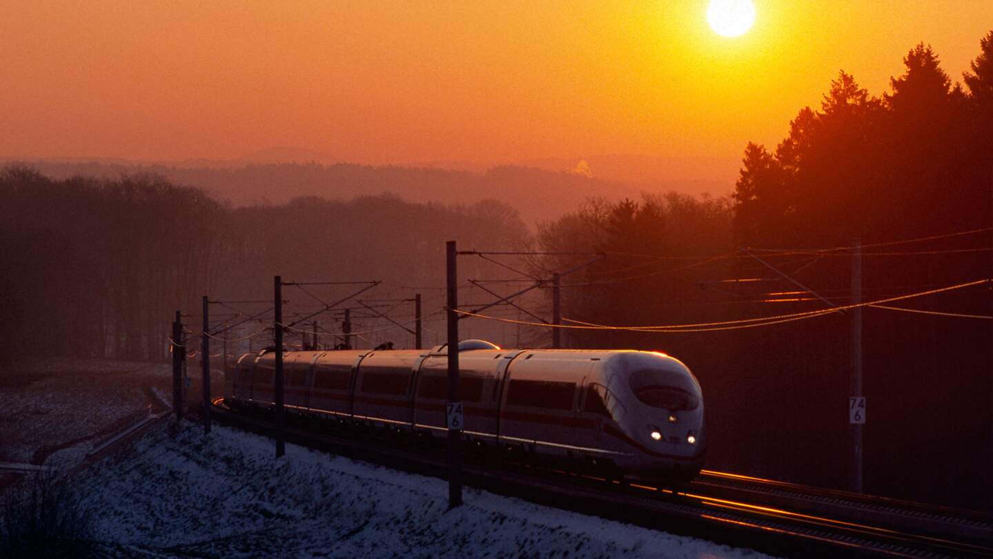 IC beim Sinnenuntergang mit Schnee | © Deutsche Bahn AG