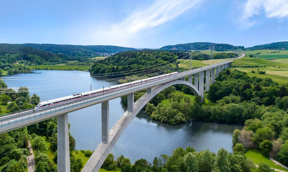 ICE passiert auf der Talbrücke den Froschgrundsee in Bayern | © Deutsche Bahn AG/Max Lautenschläger