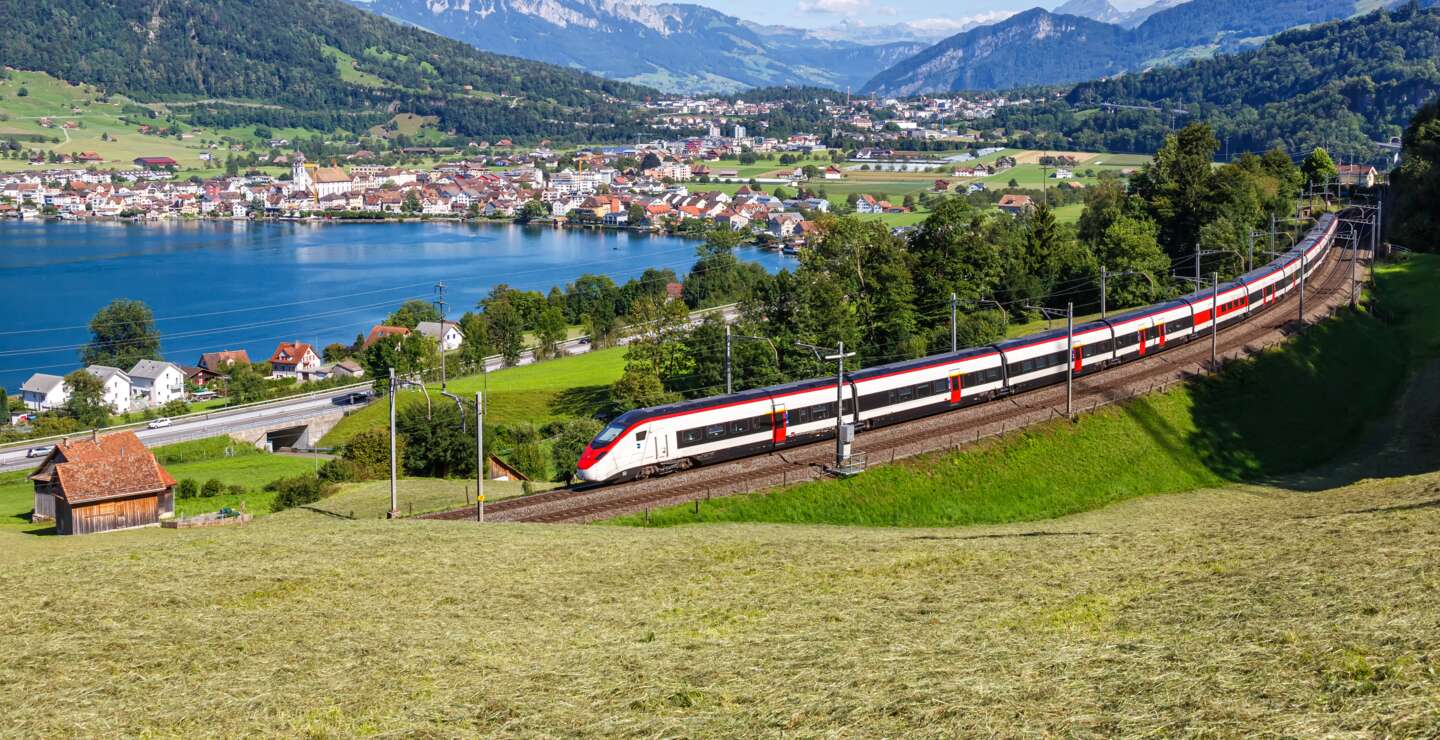 Personenzug Typ Stadler Giruno der Schweizerischen Bundesbahnen SBB am Grossen Mythen am Zugersee in den Schweizer Alpen in Arth, Schweiz | © Gettyimages.com/Boarding1Now
