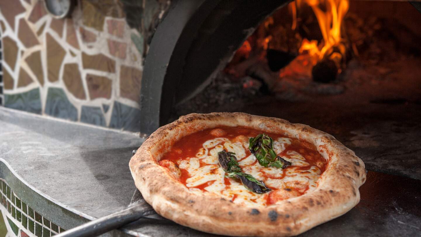 Italienische Pizza Margherita  | © Gettyimages.com/zummolo