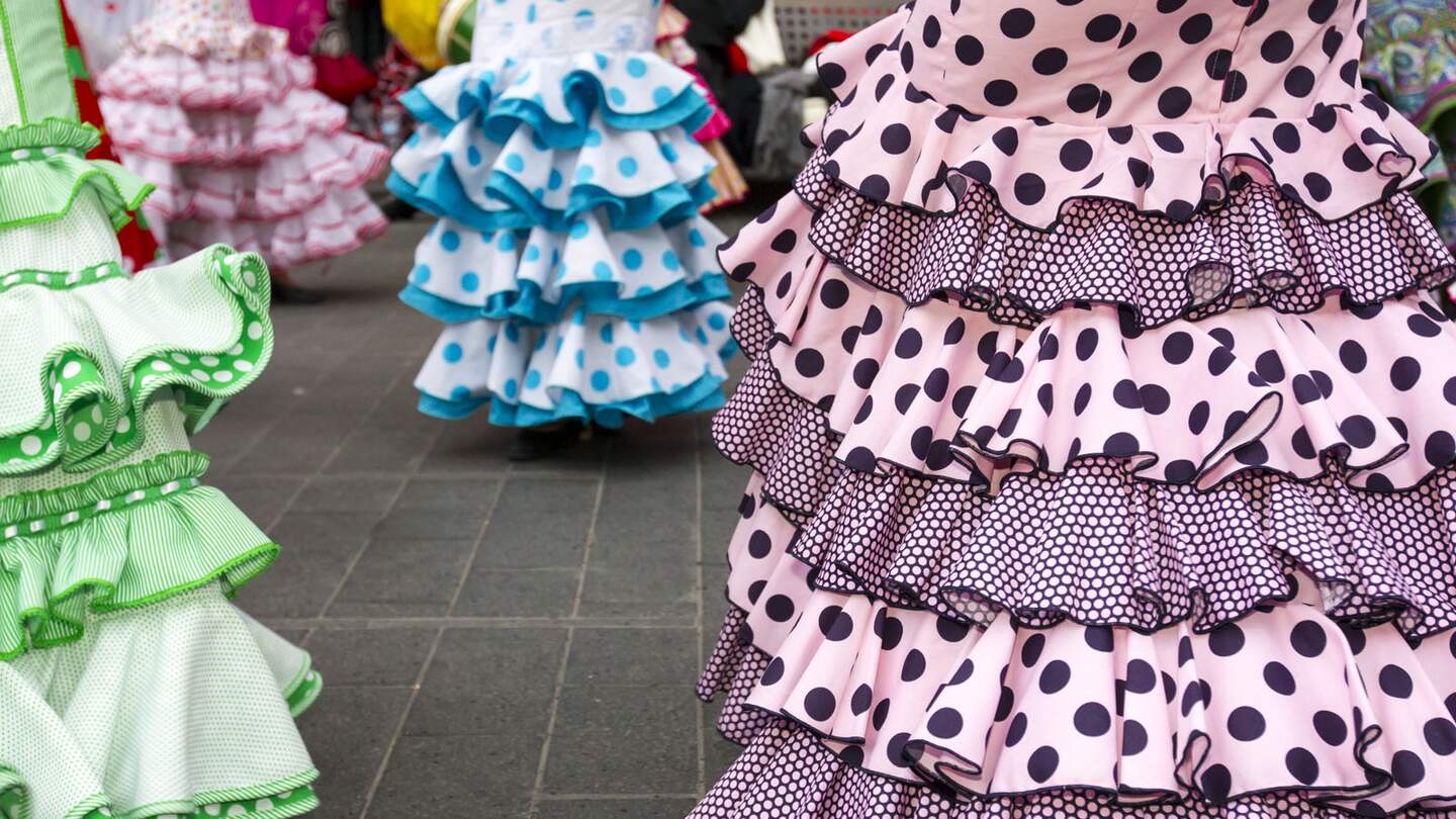 Bunte Röcke spanischer Flamencotänzerinnen | © Gettyimages.com/pepitoko 