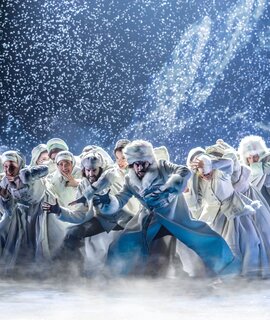 Darsteller des Kalten Ensembles des Disneys Die Eiskönigin – Das Musical beim tanzen auf der Bühne | © Stage Entertainment/Johan Persson