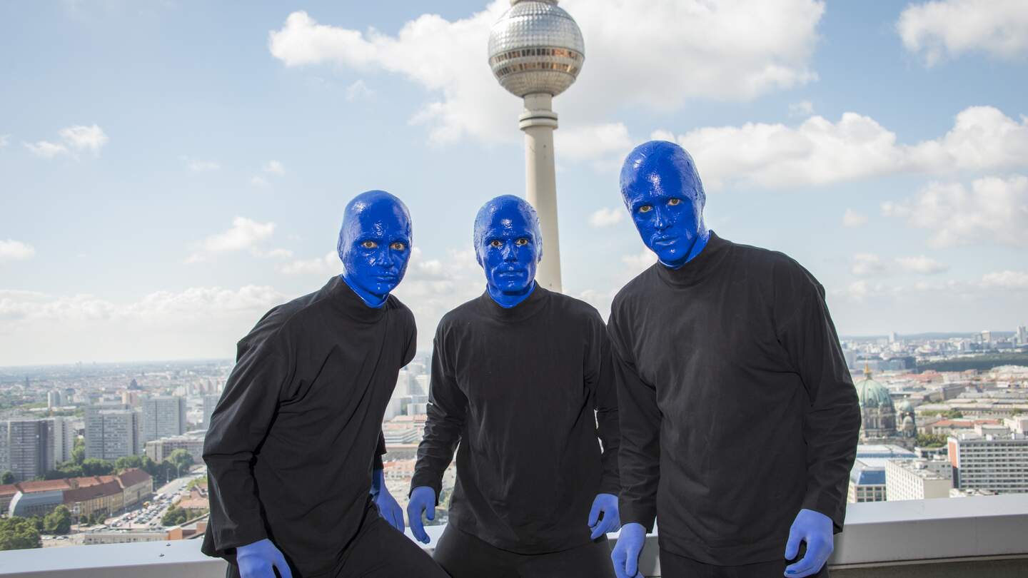 Die dreiköpfige Blue man group steht vor dem Berliner Fernsehturm | © Stage Entertainment