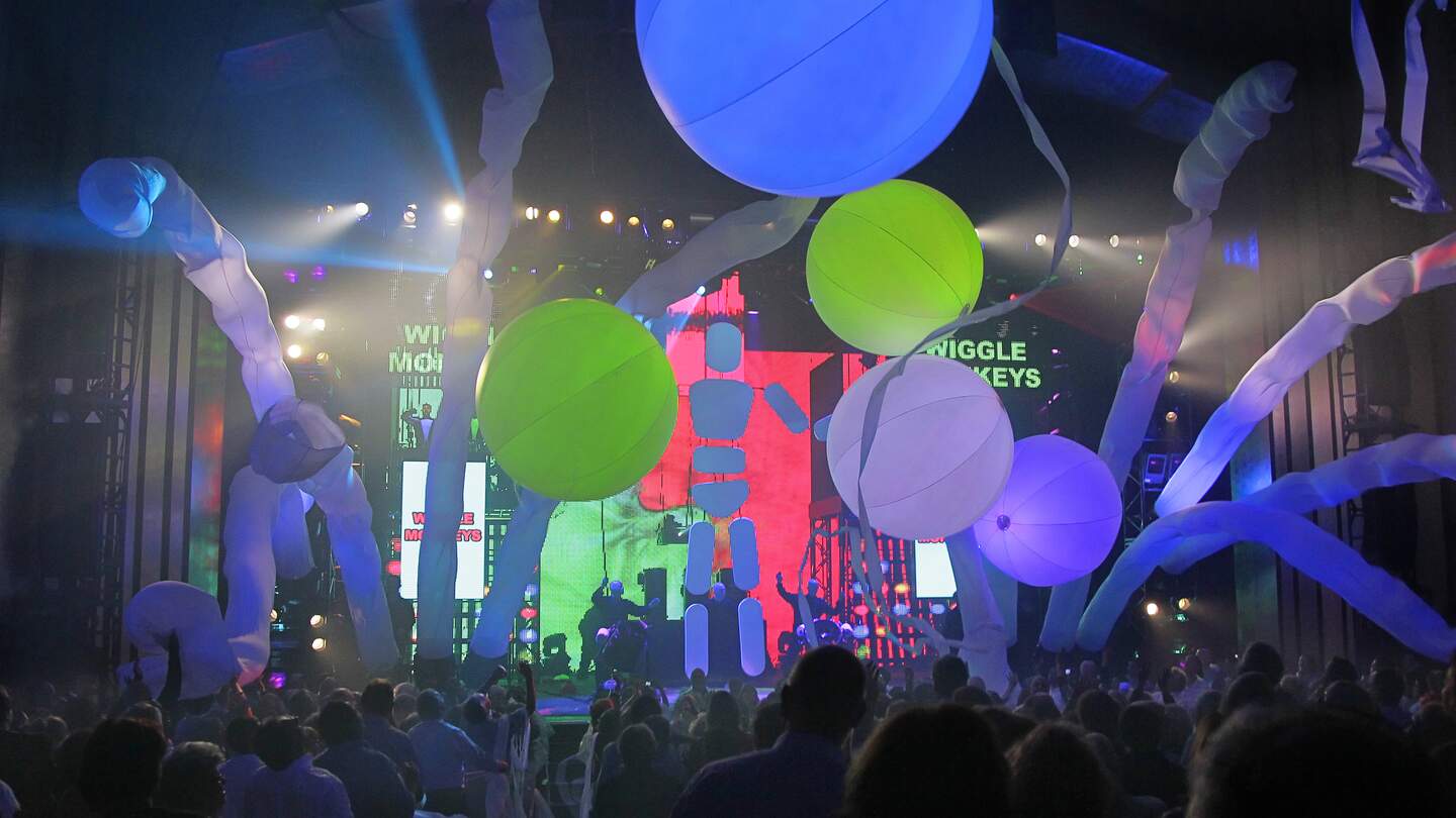 Der Saal ist gefüllt mit riesigen Luftballlons | © Stage Entertainment