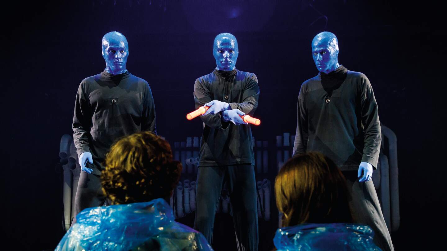 Blue Man Group mit 2 leuchtenden Stäben in der Hand | © Stage Entertainment