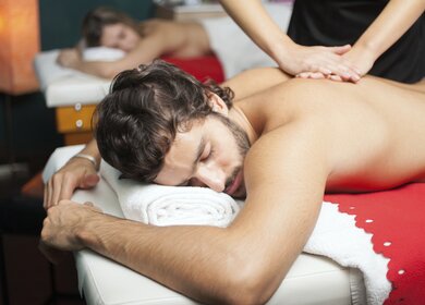 Paar bekommt eine massage, Mann im Vordergrund | © Gettyimages.com/Minerva Studio