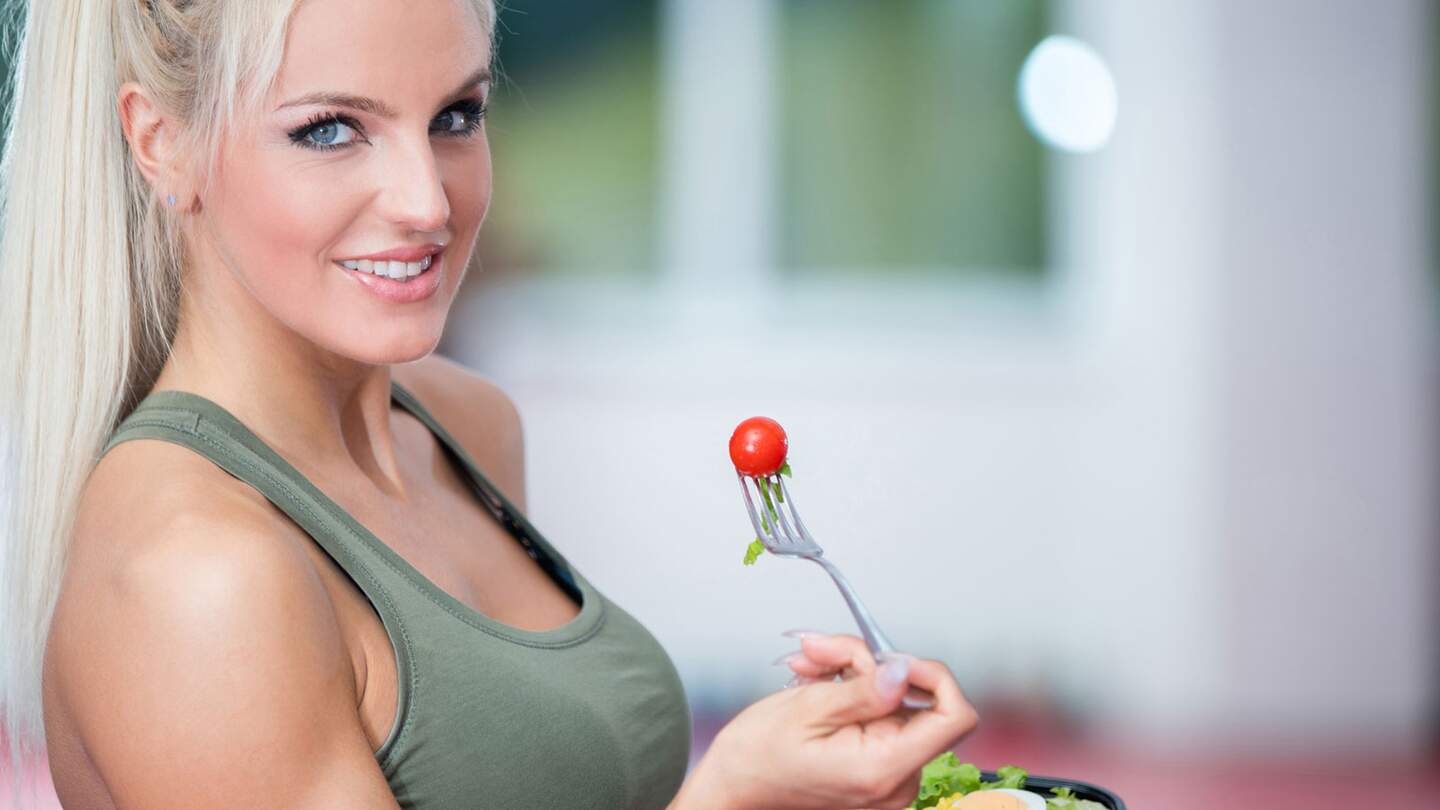 Frau isst Salat im Gym | © © fotoinfot/Fotolia.com