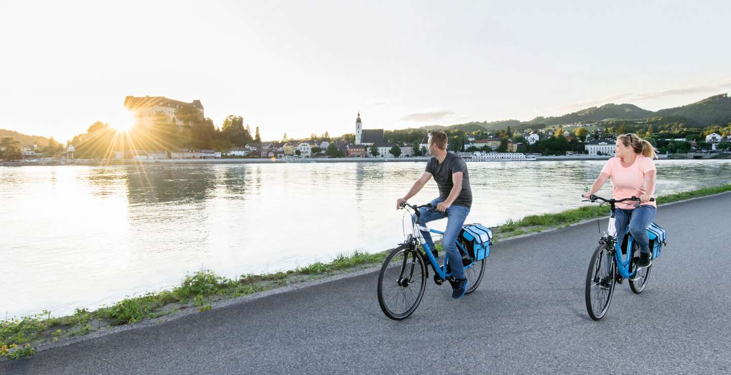 Fahrradfahrer bei Greinburg am Flussufer der Donau | © © Donau Touristik/ Daniel Zupanc